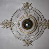...all�interno dei quali � possibile comunque scovare sul soffitto alcune decorazioni geometriche colorate